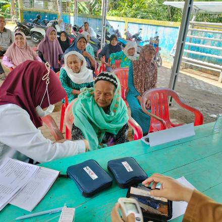 Kader Posbindu Desa Bawahan Seberang Melaksanakan Kegiatan Posbindu Lansia